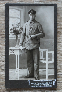 CDV Foto auf Karton / Regensburg / 1900-1918 / Foto Atelier Elvria Inhaber Alois Vogl / Gesandtenstrasse / Soldat Uniform Bajonett